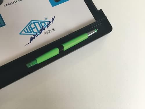WEDO 575001 urklipp (A4) med förvaringsfack för blanketter, miniräknare med mera, stabil metallklämma, pennhållare (svart)