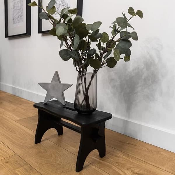 Svart fotstöd i trä - 38 x 19 x 21 cm - Skrivbord, stol, växt, liten låg pall - Träbänk - Omonterad