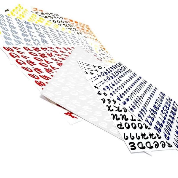 Kit med bokstäver och siffror i plast - Svart - 48 versaler - 106 gemener - 20 siffror - 12 symboler