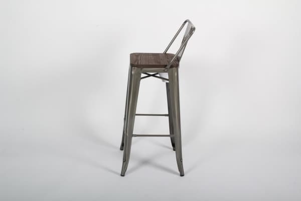 In France galvanoitu baarijakkara puuistuimella. Istuinkorkeus 75 cm. Hinta kahdelle tuolille.