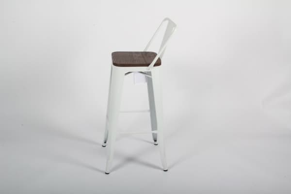 In France. Hvid barstol med træ sæde. Sæde højde 75 cm. Prisen er for 2 stk