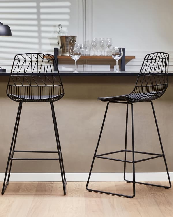 Set med 2 barstolar Svart Stålstomme Konstläder Höjd ribbrygg Modern design