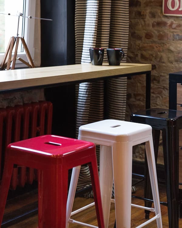 Sæt med 2 Barstole Hvid Metal 60 cm Stabelbar Bordhøjde Industriel moderne stil