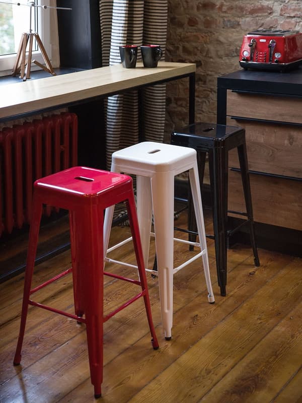 Sæt med 2 barstole Hvid Metal 76 cm Stabelbar Bordhøjde Industriel Moderne Stil