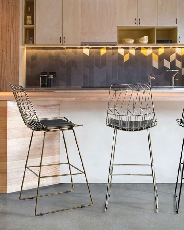Sett med 2 barstoler Sølvfarget stålramme Sete i kunstskinn Benkehøyde Lamellrygg Moderne design