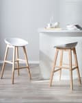 Miniatyrbilde 2 av 10: Sett med 2 barkrakker i lyst tre og hvit plast med 85 cm sete Benkestol