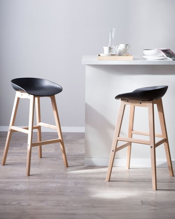 Sett med 2 barkrakker i lyst tre og svart plast med 85 cm sete Benkestol