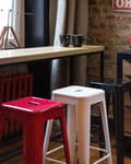 Miniatyrbilde 4 av 9: Sett med 2 Barkrakker Rød Metall 60 cm Stablebar Benkehøyde Industriell