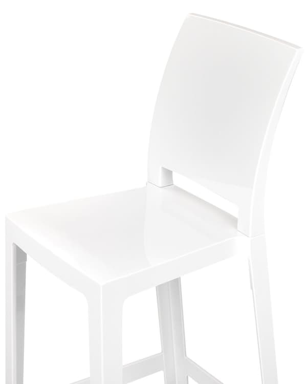 Sett med 2 barkrakker i hvit plast med 99 cm sete Benkestol