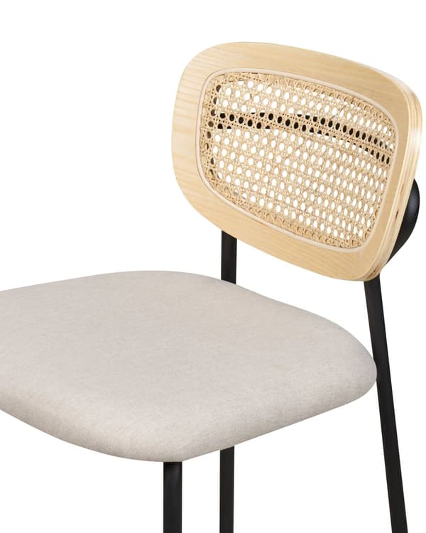 Uppsättning med 2 barstolar Ljusbeige polyesterklädsel Naturlig rotting Ryggstöd i wienerflätning Svarta metallben Armlösa pallar