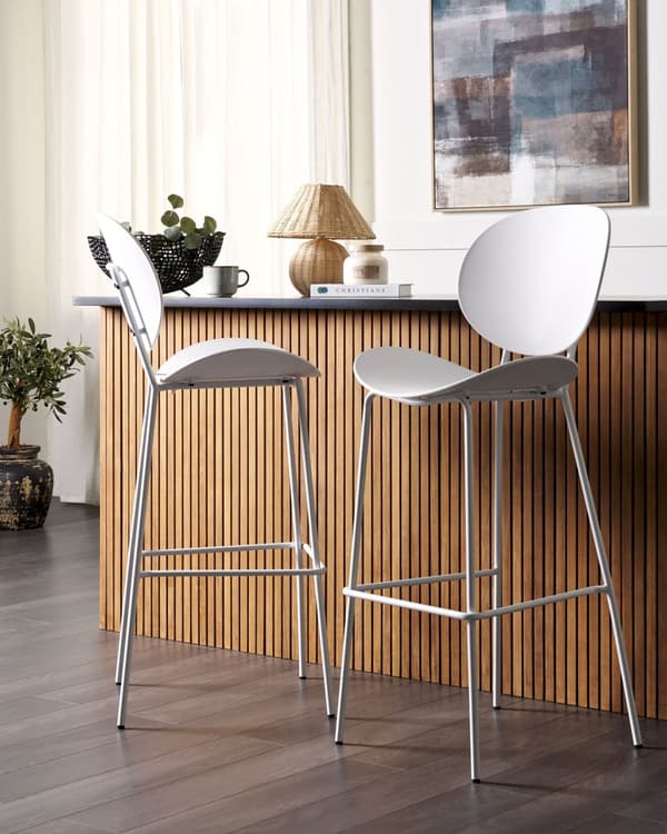 Sæt med 2 barstole hvid plast metalben moderne stil skandinavisk stil til spisestuen