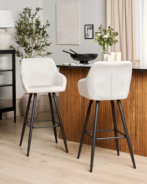 Set om 2 barstolar Off-white sammet med armar Ryggstöd Svarta metallben