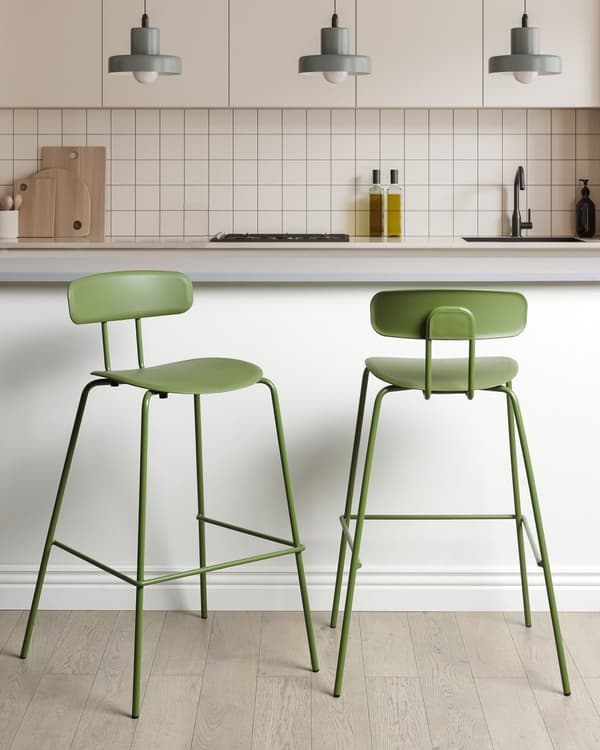 Barstolar 2 st Grön plastsits i bänkhöjd Metallben