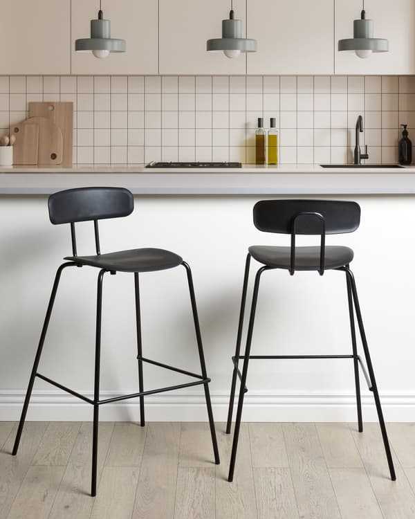 Barstolar 2 st Svart plastsits i bänkhöjd Metallben
