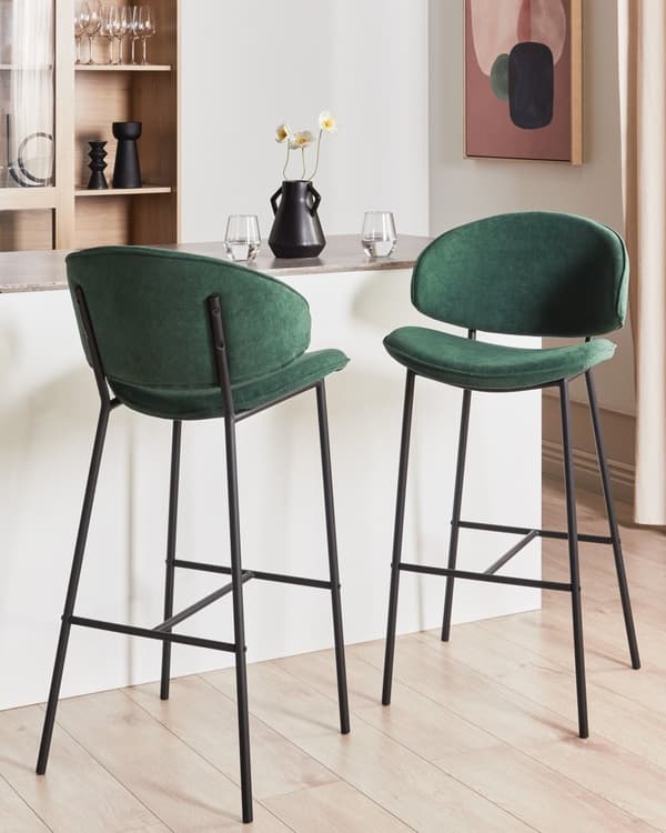 Sett med 2 Barstoler Grønn stoffkledning Svarte metallben Armløs buet rygg Moderne moderne design