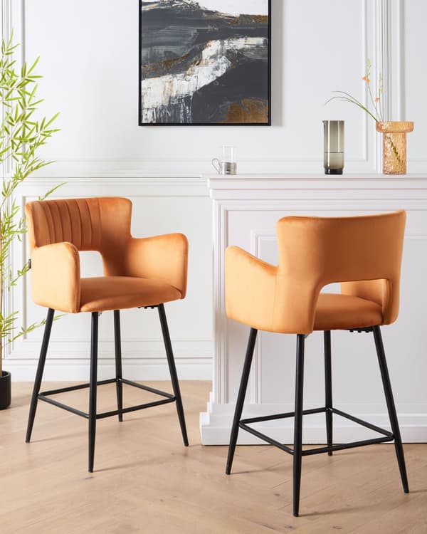 Set med 2 Barstolar Orange Sammet Stolar med Armstöd Utskuret Ryggstöd Svarta Metallben Matsal Kök Stolar