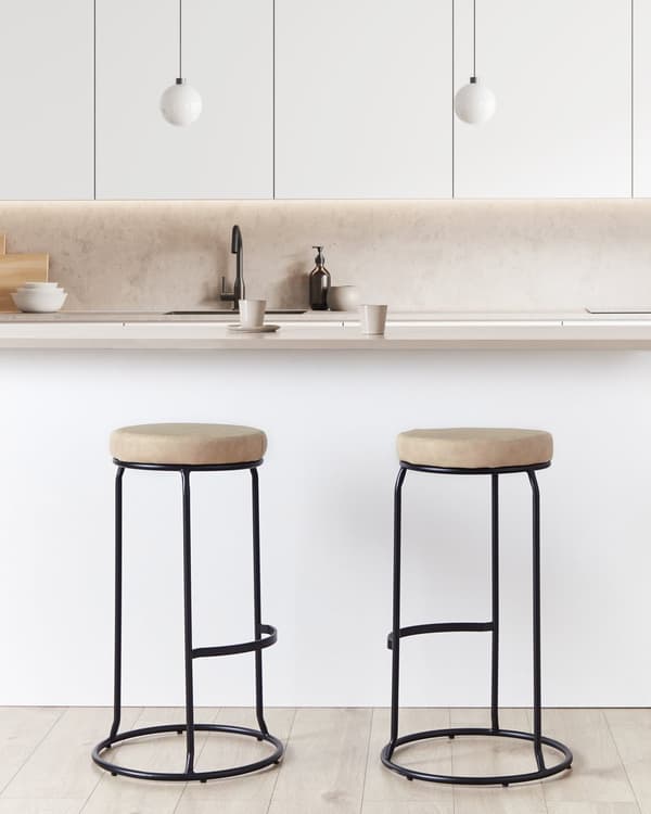 Set med 2 Barstolar Beige Utan Armstöd Benskydd Konstläder Svarta Stålben Modern Design Matsalsstolar Kök