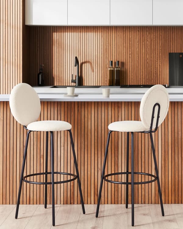 Sæt med 2 barstole lys beige boucle stål sorte ben ingen armlæn moderne stil spisestuemøbler