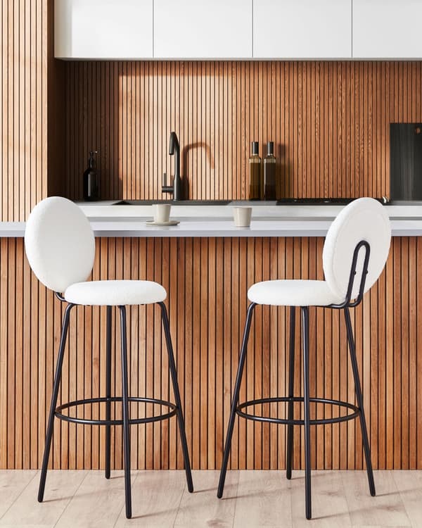 Sæt med 2 barstole hvid boucle stål sorte ben ingen armlæn moderne stil spisestuemøbler