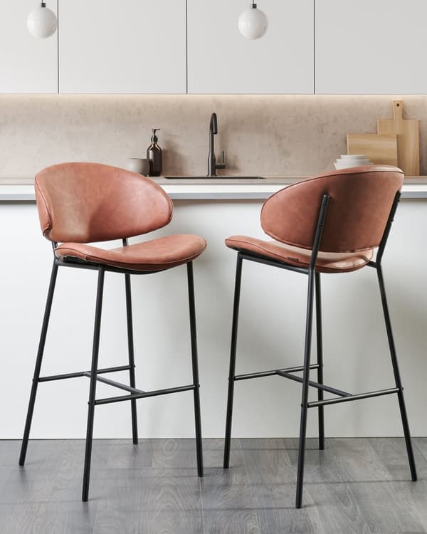 Set om 2 Barstolar Brun Klädsel Konstläder Svarta Metallben Utan Armstöd Böjda Ryggstöd Modern Samtida Design