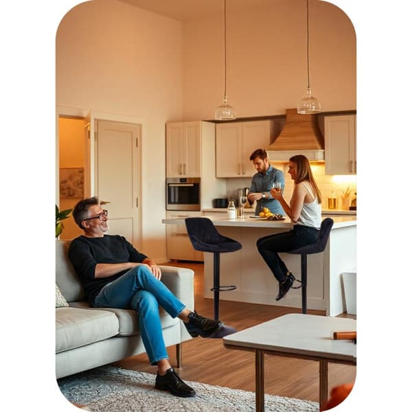 Baarijakkara selkänojalla Nerra Sofa musta mustalla pohjalla