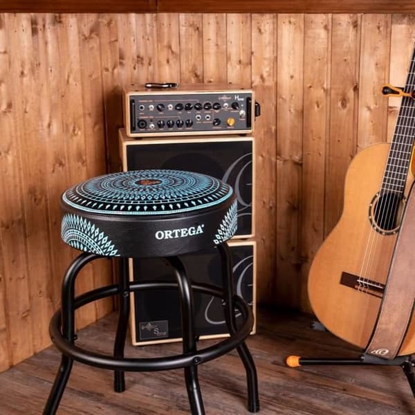 Taburett klädd Ortega Guitars - Höjd 61 cm - Blå kalejdoskop OBS24-BLKC