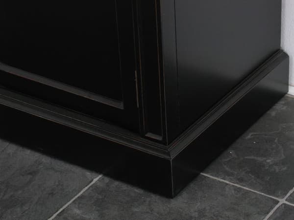 Amaretta 3-dørs vitrineskab sort. Antik patineret. Bredde 142 cm, højde 200 cm.