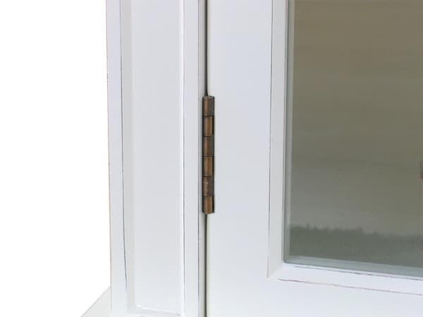 Amaretta 3-dørs vitrineskap antikk hvit, antikk patinert. Bredde 142 cm, høyde 200 cm.