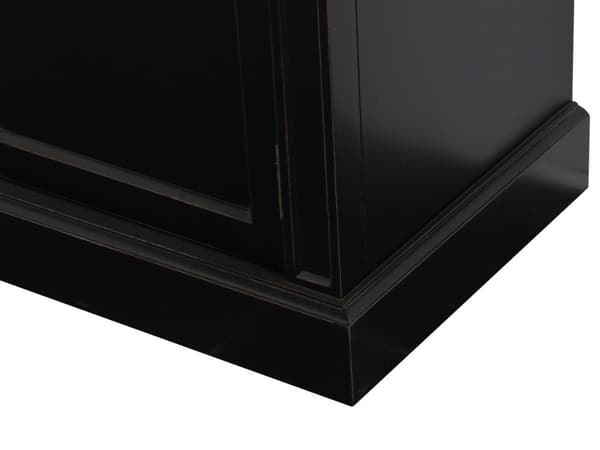 Amaretta 3-dørs. Bredde 142 cm, høyde 200 cm. Vitrineskap svart. Antikk patinert.
