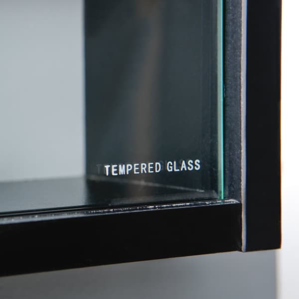Comit vitrineskap til veggoppheng, 2 glassdører hvit, svart.