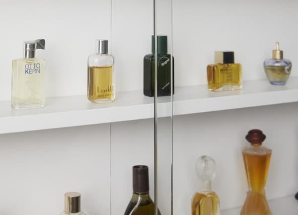 Collecty vitrineskap 2 skyvedører i glass grå, hvit.