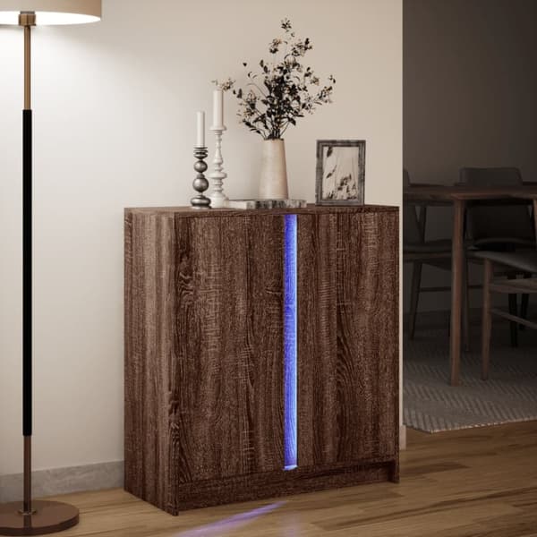 skab med LED-lys 77x34x85 cm konstrueret træ brun egetræsfarve