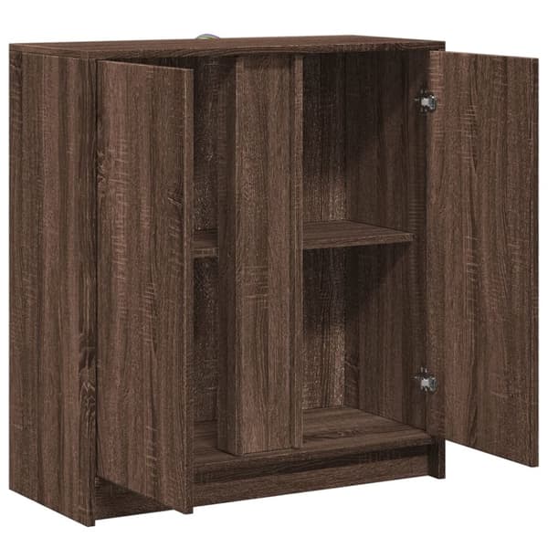 skab med LED-lys 77x34x85 cm konstrueret træ brun egetræsfarve