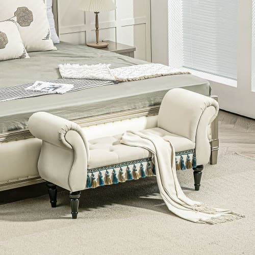 Beige polstret soveværelsesbænk med armlæn, vintage design i fløjl udseende, træben, vægtkapacitet 150 kg