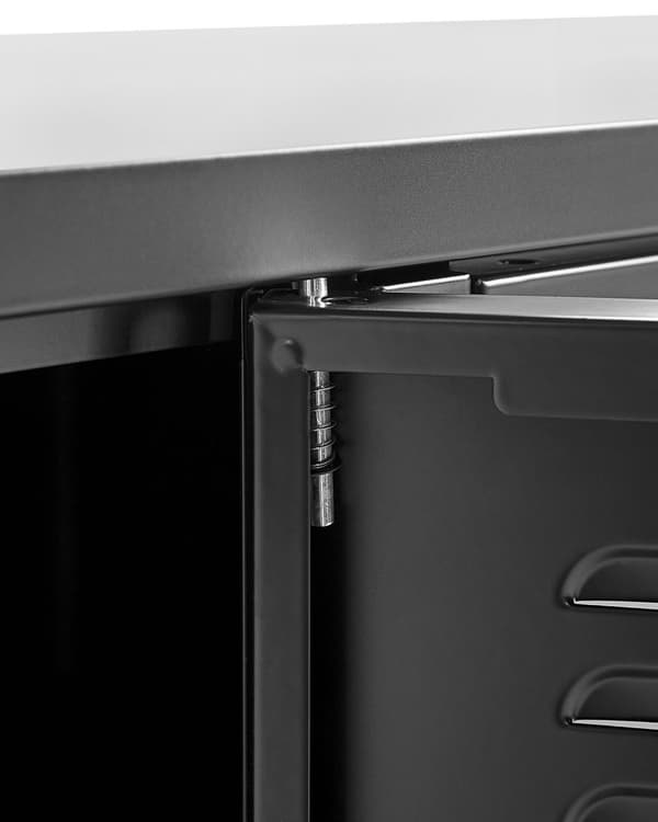 Skänk Svart Stål Justerbara hyllor 3 dörrar Ventilationsslots Kabelhantering TV-ställ Hemkontorsmöbler Industriell design