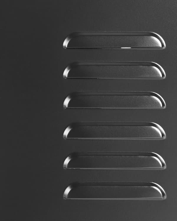 Skjenk Svart Stål 120 x 40 x 60 cm 2 justerbare hyller 3 dører Oppbevaring Kabelgjennomføring Stue Kontor Moderne Industriell
