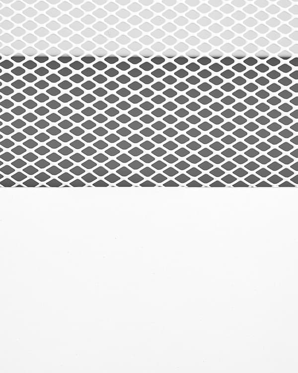 Skjenk Hvit Stål Metall 118 x 40 cm Nettingdører Gulvbeskyttelse Kabelgjennomføring TV-benk Stue Kontor Industrielt design Moderne