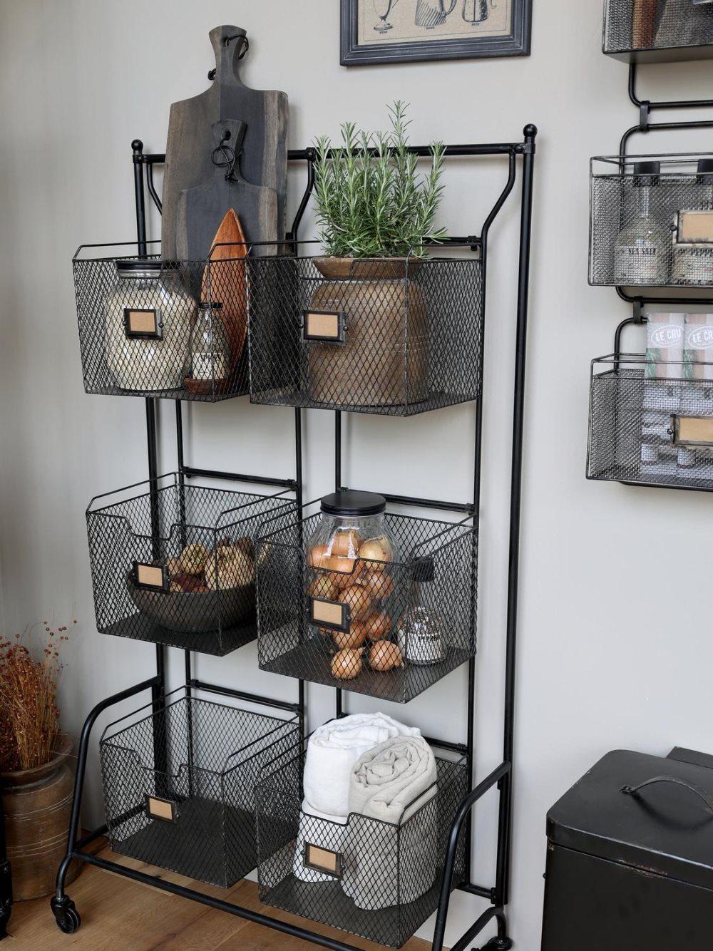 Hylla med korgar på hjul