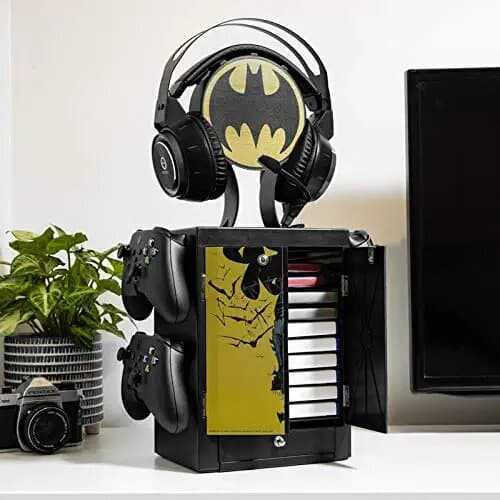 Numskull - DC Comics - Officiell förvaringsenhet för Batman-spel för 4 handkontroller - 10 spel - 1 headset