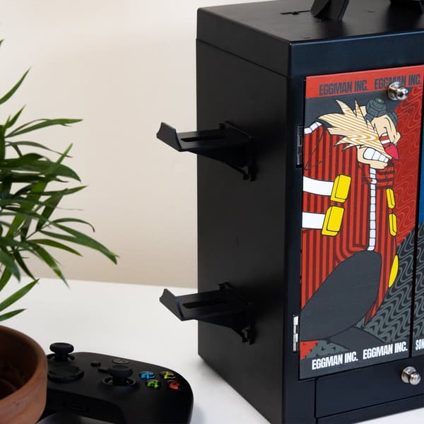 Numskull - SEGA - Officiell Sonic the Hedgehog-spelförvaringsenhet för 4 styrenheter - 10 spel - 1 headset