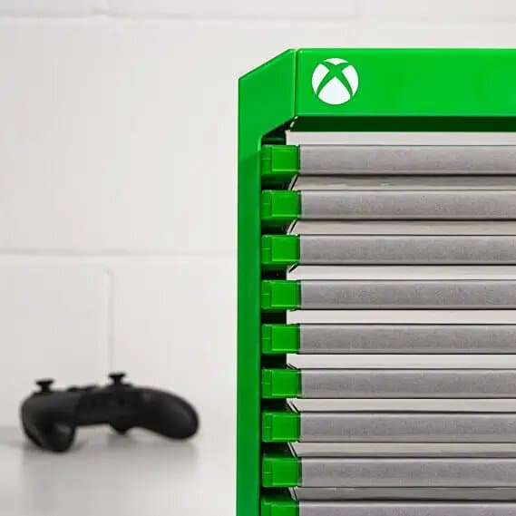 Numskull - Xbox - Officiellt förvaringstorn med Xbox-logotyp för 4 handkontroller - 10 spel - 1 headset