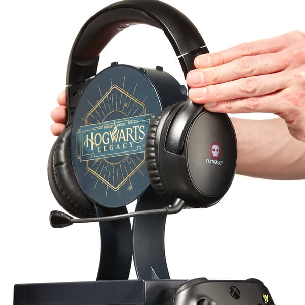 Numskull - Hogwarts Legacy-inspirerat spelskåp för 4 handkontroller - 10 Playstation- eller Xbox-spel - 1 headset