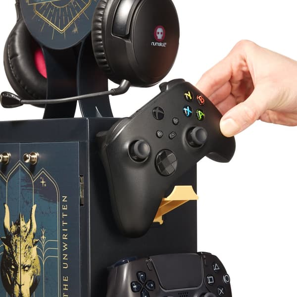 Numskull - Hogwarts Legacy-inspirerat spelskåp för 4 handkontroller - 10 Playstation- eller Xbox-spel - 1 headset