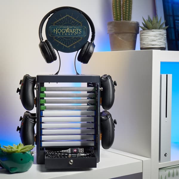 Numskull - Hogwarts Legacy-inspirerat spelskåp för 4 handkontroller - 10 Playstation- eller Xbox-spel - 1 headset