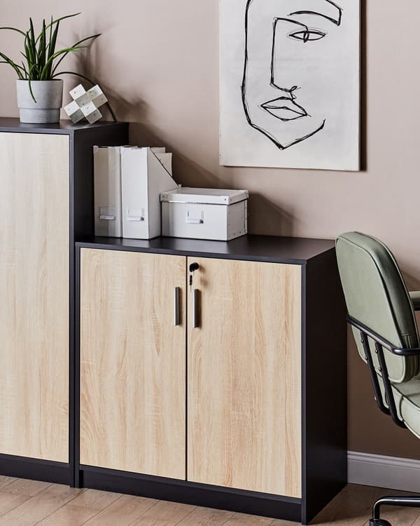 Kaappi musta vaalea puu 80 x 40 cm lastulevy metallikahvat lukittava 2 hyllyä 2 ovea moderni