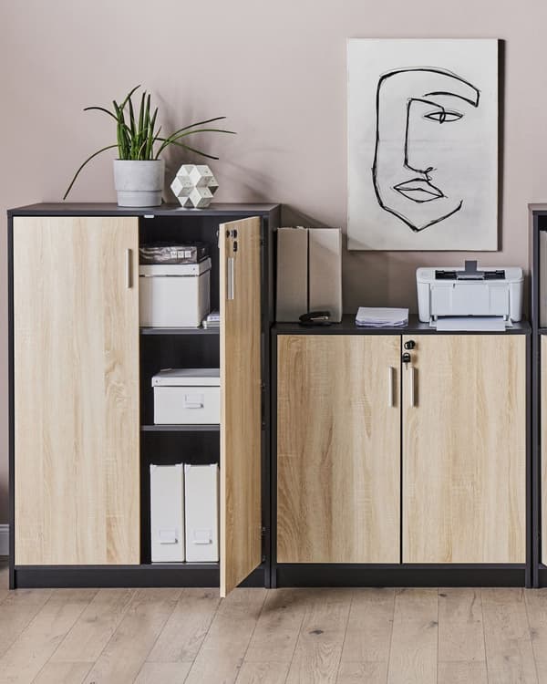 Kaappi musta vaalea puu 80 x 40 cm lastulevy metallikahvat lukittava 3 hyllyä 2 ovea moderni
