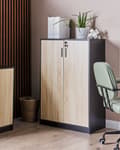 Pikkukuva 2 / 11: Kaappi musta vaalea puu 80 x 40 cm lastulevy metallikahvat lukittava 3 hyllyä 2 ovea moderni