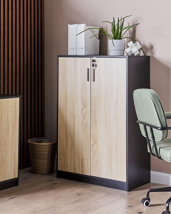 Kaappi musta vaalea puu 80 x 40 cm lastulevy metallikahvat lukittava 3 hyllyä 2 ovea moderni
