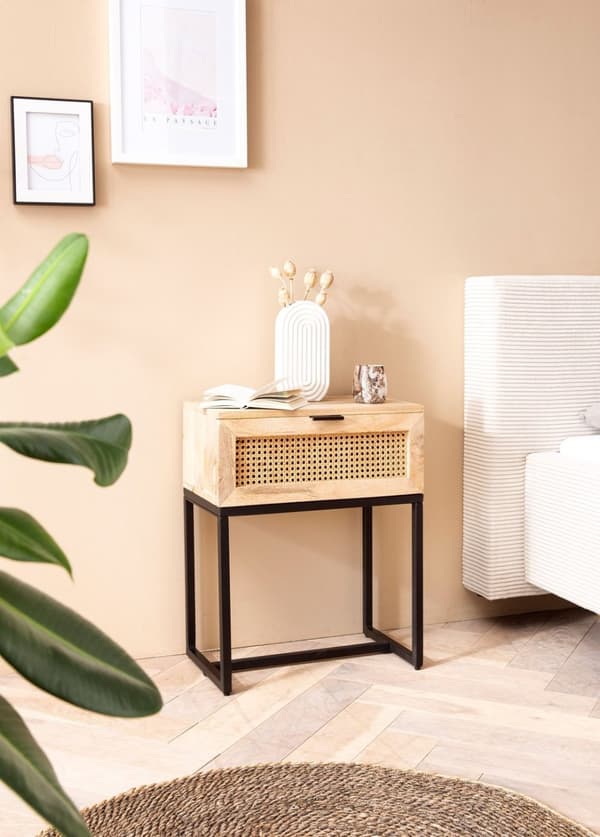 Rootz Modern Sengebord - Natbord - Rattanskuffe - Mangotræ - Håndlavet - Wienervævet - Naturligt trækorn - Sort metalstel - 50 cm x 60 cm x 30 cm
