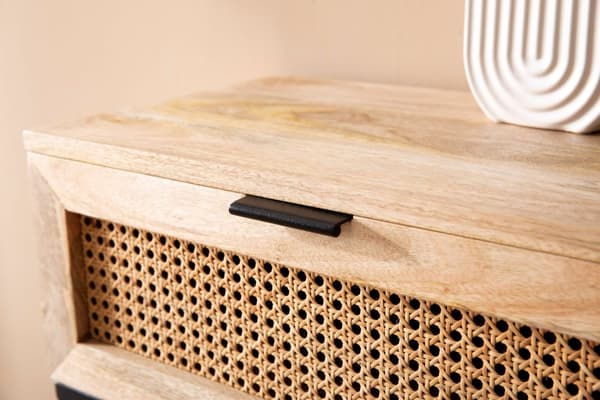 Rootz Modern Sengebord - Natbord - Rattanskuffe - Mangotræ - Håndlavet - Wienervævet - Naturligt trækorn - Sort metalstel - 50 cm x 60 cm x 30 cm